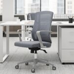 Chaise de Bureau Ergonomique en Maille Grise avec Accoudoirs Fixes et Roulettes – Image 5