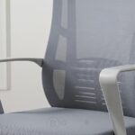 Chaise de Bureau Ergonomique en Maille Grise avec Accoudoirs Fixes et Roulettes – Image 3