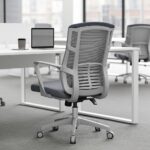 Chaise de Bureau Ergonomique en Maille Grise avec Accoudoirs Fixes et Roulettes – Image 6