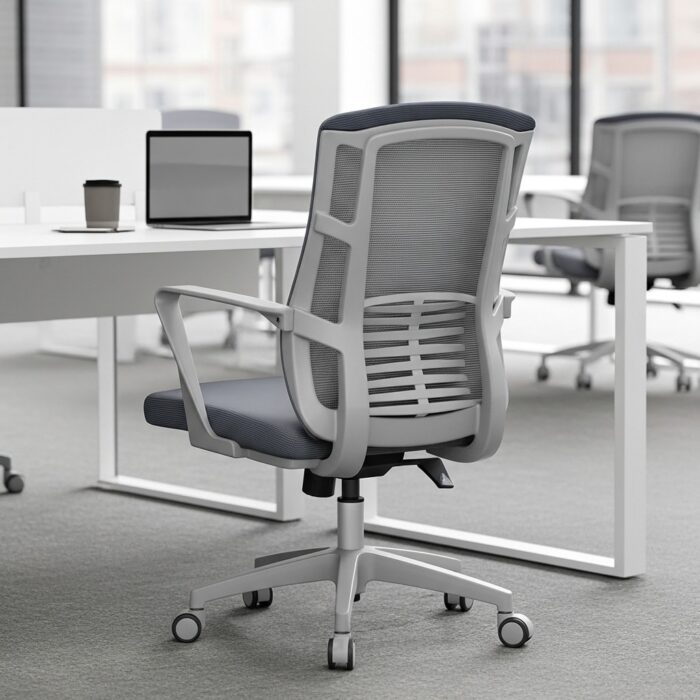 Chaise de Bureau Ergonomique en Maille Grise avec Accoudoirs Fixes et Roulettes – Image 6