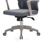 Chaise de Bureau Ergonomique en Maille Grise avec Accoudoirs Fixes et Roulettes – Image 4