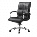 Chaise de bureau en cuir noir avec accoudoirs et piètement chromé