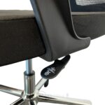 Chaise de bureau ergonomique en mesh noir avec appui-tête et piètement chromé – Image 9