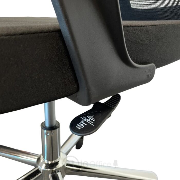 Chaise de bureau ergonomique en mesh noir avec appui-tête et piètement chromé – Image 9
