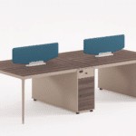 Bureau bench 4 places avec cloison bleue, plateau bois et structure beige – mobilier de bureau moderne Big Office Maroc