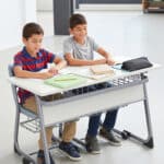 Table scolaire double avec sièges intégrés et étagères de rangement – Image 4