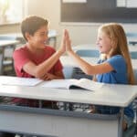 Table scolaire double avec sièges intégrés et étagères de rangement – Image 6