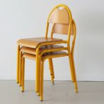 Chaise scolaire classique – structure jaune avec assise et dossier en bois – Image 4