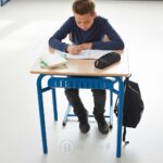 Table scolaire individuelle – Structure tubulaire bleue avec tablette intégrée – Image 5