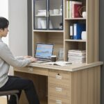 Bureau avec étagère intégrée en bois clair – rangements pratiques (tiroirs & vitrine) – Image 5