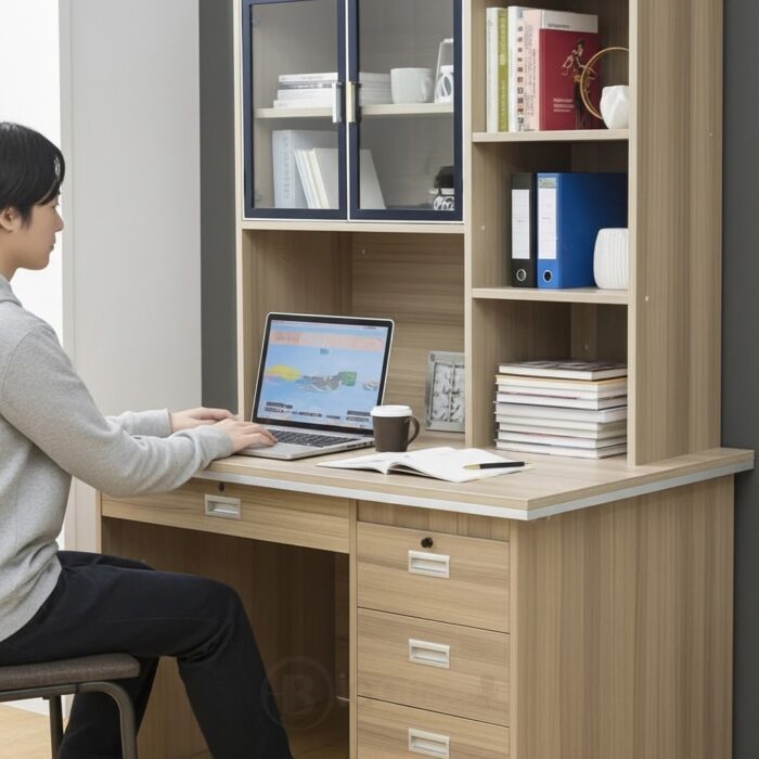 Bureau avec étagère intégrée en bois clair – rangements pratiques (tiroirs & vitrine) – Image 5