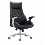 Chaise de direction en cuir noir matelassé avec accoudoirs et roulettes