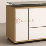 Comptoir d’accueil moderne avec plateau en verre – finition blanche et bois naturel – Image 3