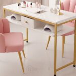 Table de manucure double avec plateau en marbre blanc et chaises roses confort – Design élégant et professionnel – Image 2