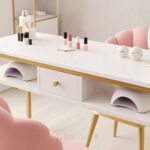 Table de manucure double avec plateau en marbre blanc et chaises roses confort – Design élégant et professionnel – Image 4