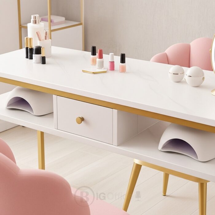 Table de manucure double avec plateau en marbre blanc et chaises roses confort – Design élégant et professionnel – Image 4