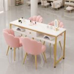 Table de manucure double avec plateau en marbre blanc et chaises roses confort – Design élégant et professionnel – Image 5