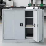 Armoire métallique basse à portes pliantes avec serrure – 2 étagères réglables – 1000x1200x450 mm – Gris clair – Image 4