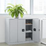 Armoire métallique basse à portes pliantes avec serrure – 2 étagères réglables – 1000x1200x450 mm – Gris clair – Image 5