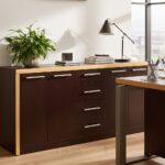 Bahut de Rangement Bureau – 4 Tiroirs & 4 Portes en Bois Foncé avec Finition Contrastée – Image 4