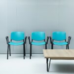 Chaise ISO PVC avec accoudoirs – Mobilier de réunion et formation Maroc – Image 2