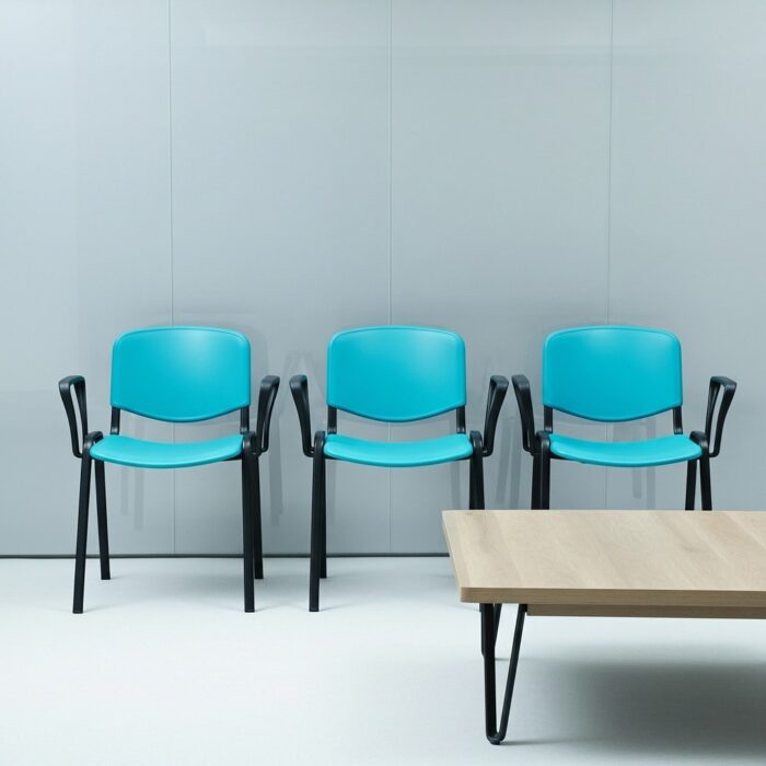 Chaise ISO PVC avec accoudoirs – Mobilier de réunion et formation Maroc – Image 2