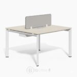 Bureau multiposte 2 places avec cloison séparatrice et piètement triangulaire – Pieds métal blanc et plateau bois clair | Big Office Maroc – Image 2