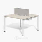 Bureau multiposte 2 places avec cloison séparatrice et piètement triangulaire – Pieds métal blanc et plateau bois clair | Big Office Maroc
