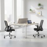 Bureau multiposte 2 places avec cloison séparatrice et piètement triangulaire – Pieds métal blanc et plateau bois clair | Big Office Maroc – Image 3