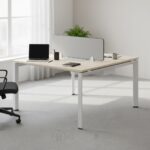 Bureau multiposte 2 places avec cloison séparatrice et piètement triangulaire – Pieds métal blanc et plateau bois clair | Big Office Maroc – Image 4