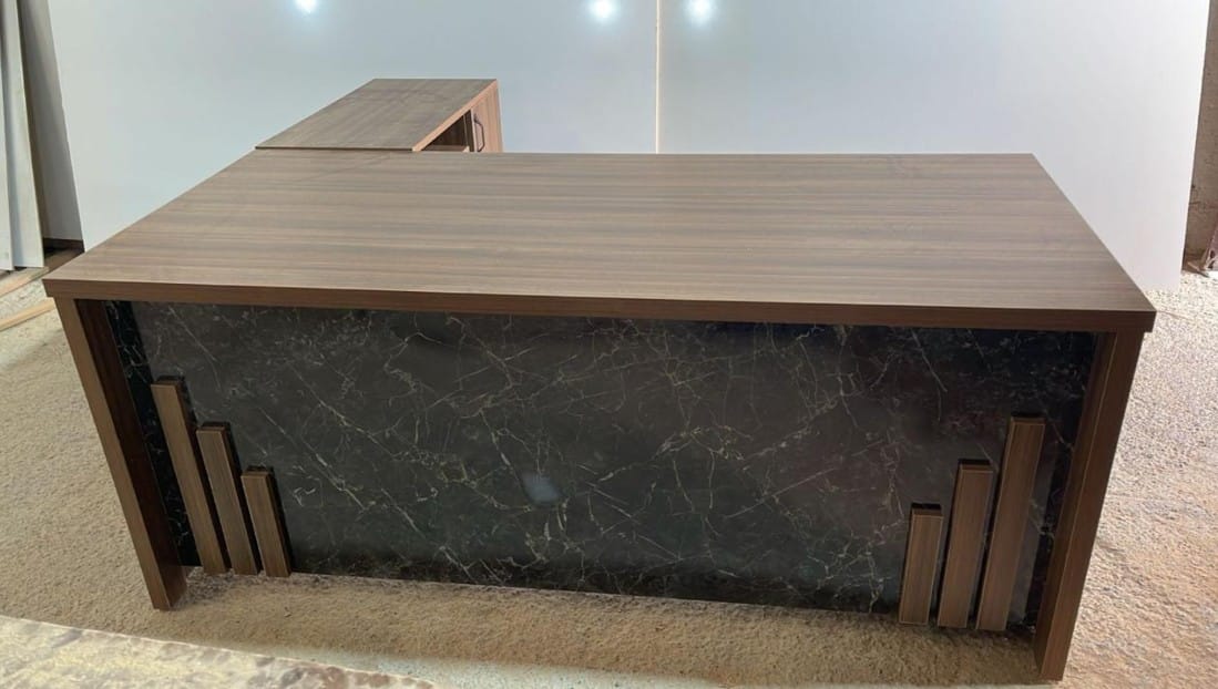 Bureau d'angle fabriqué par Big Office, modèle 1