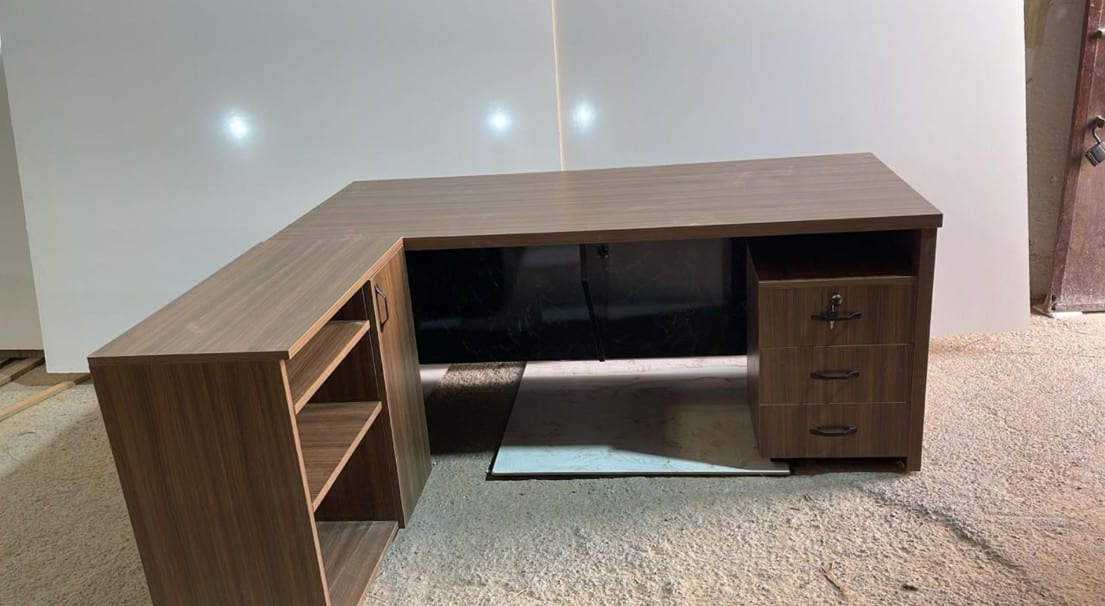 Bureau d'angle fabriqué par Big Office, modèle 2