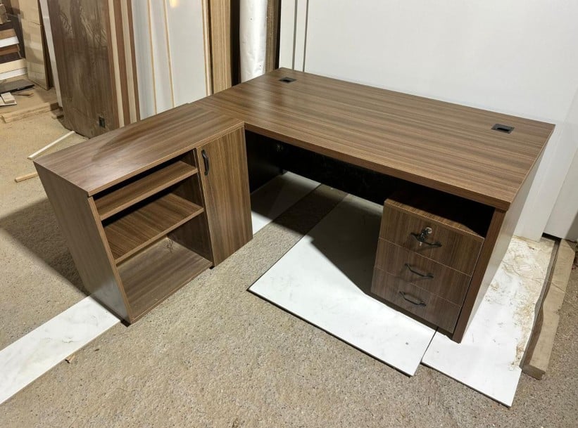 Bureau d'angle fabriqué par Big Office, modèle 3