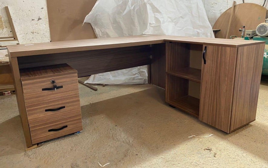 Bureau d'angle fabriqué par Big Office, modèle 4