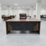 Bureau de Direction MEKNÈS 180 cm + Caisson et Retour - Bois & Façade Marbre Noir