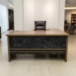 Bureau de Direction UCDA 160 cm - Bois MDF + Façade Effet Marbre Noir avec Caisson et Retour – Image 2