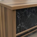 Bureau de Direction UCDA 160 cm - Bois MDF + Façade Effet Marbre Noir avec Caisson et Retour – Image 4