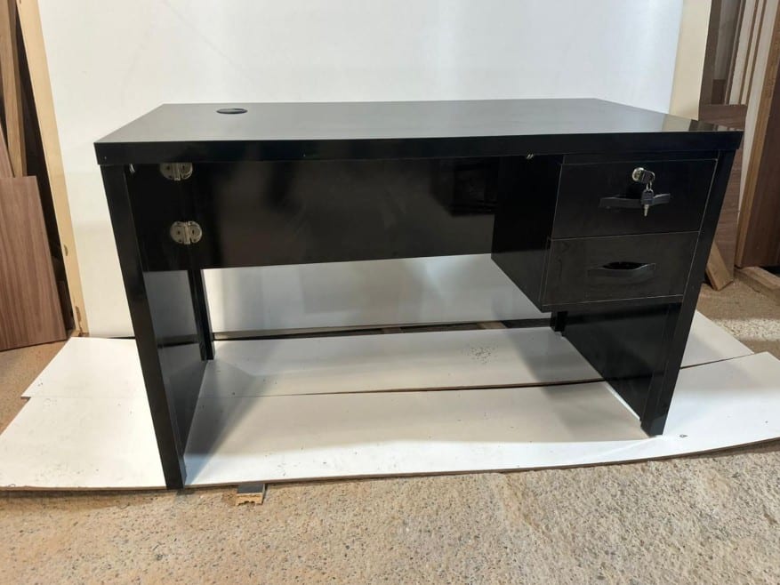 Bureau droit au design minimaliste