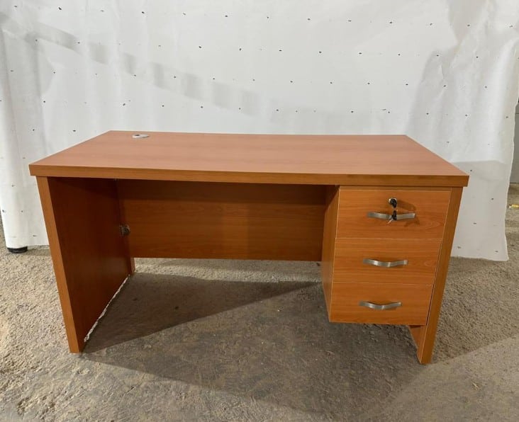 Bureau droit au design épuré