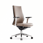 Chaise de bureau direction en cuir synthétique avec accoudoirs et piètement chromé