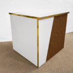 Comptoir d’accueil moderne en bois rainuré et blanc – Design professionnel – Image 3