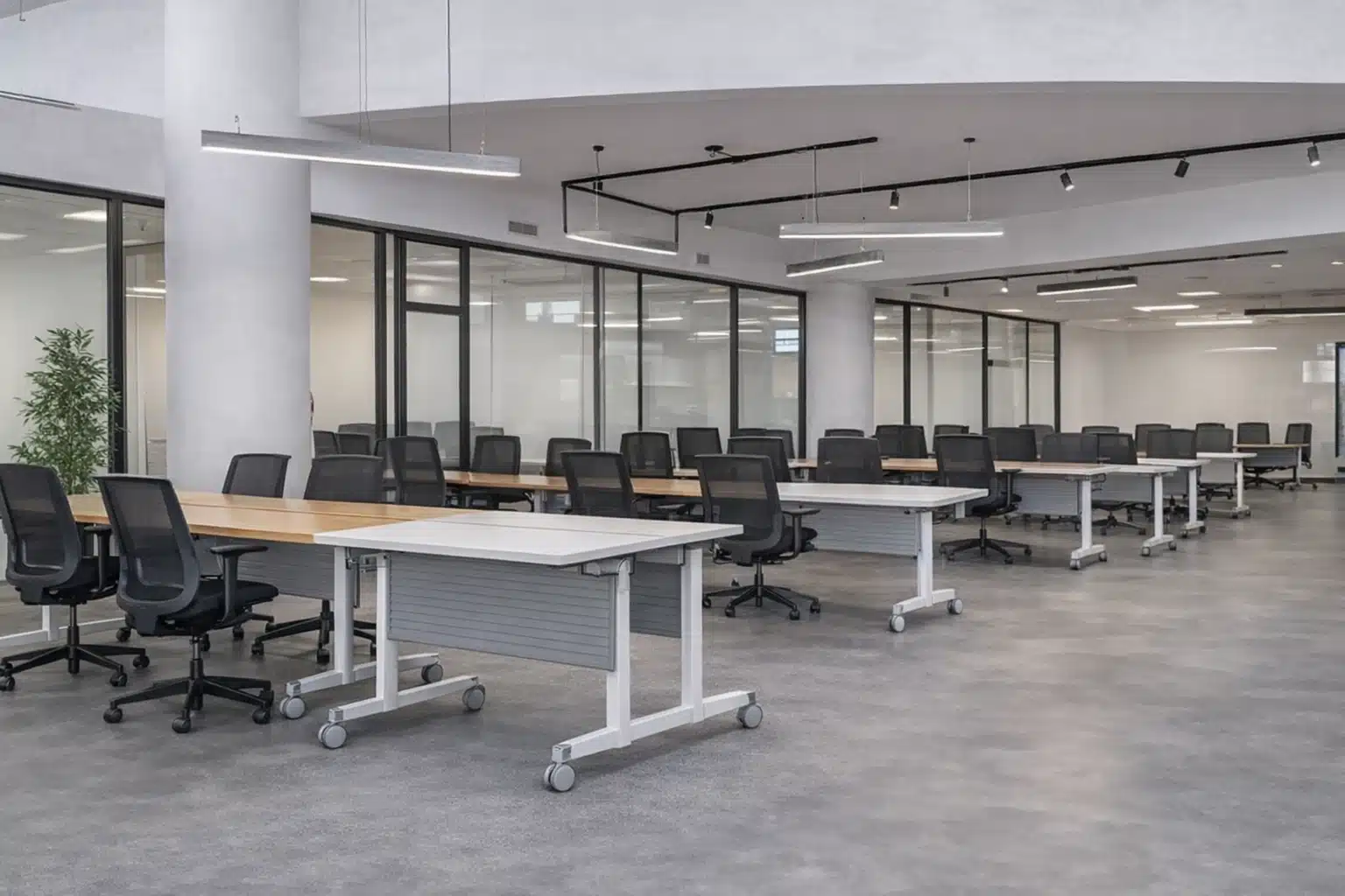 Espace de coworking moderne au Maroc équipé de tables de réunion modulables