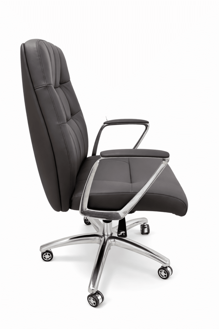 Fauteuil de direction en similicuir noir avec accoudoirs chromés – Image 2