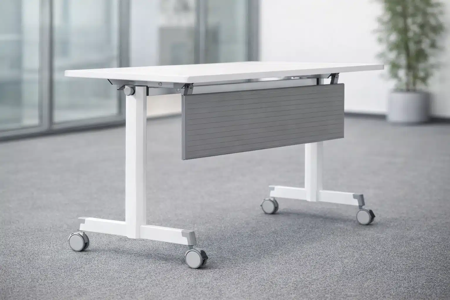 Détail de tables de réunion modulables avec roulettes et piètements robustes pour un usage professionnel intensif