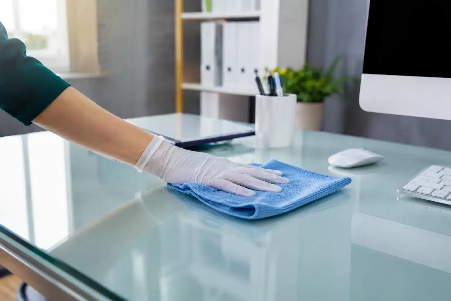 Nettoyage bureau en verre avec microfibre adaptée