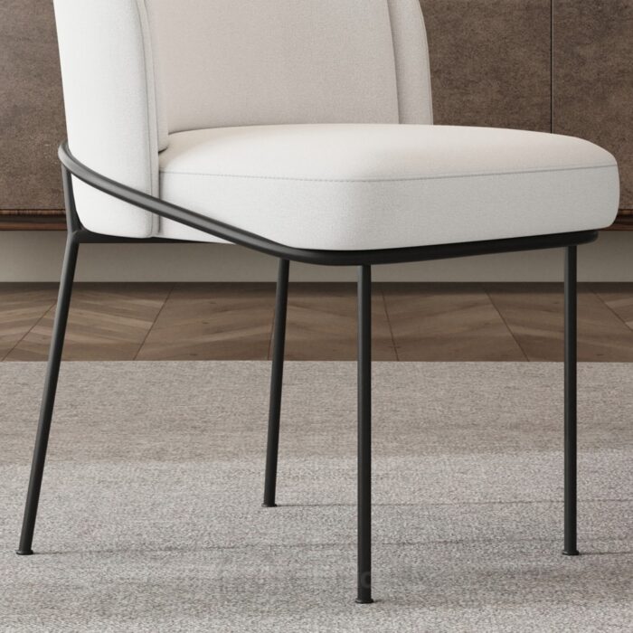 Chaise de salle à manger blanche Linenic - assise matelassée en coton et lin avec piètement inox noir moderne – Image 4