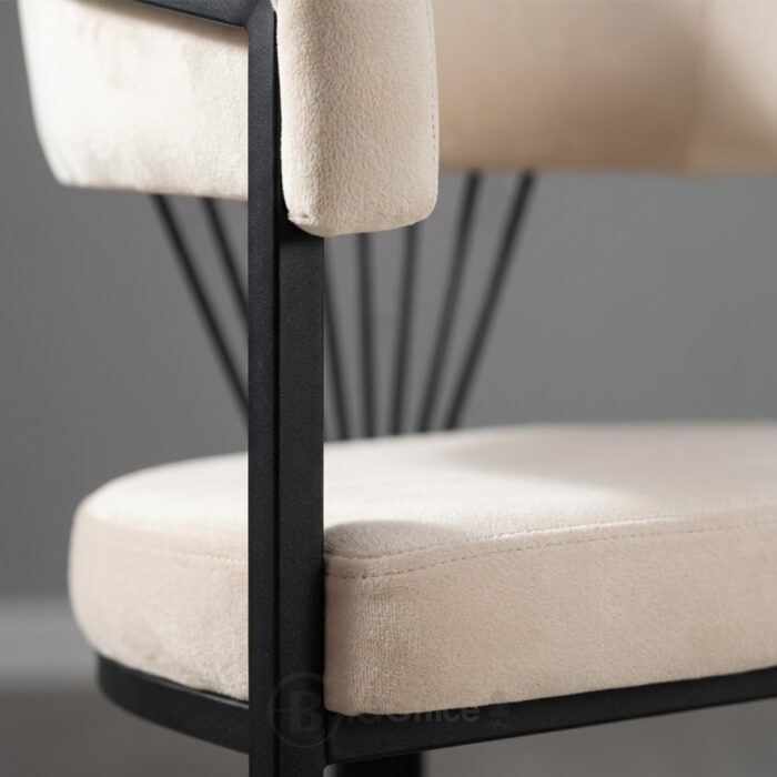Chaise Brittany avec accoudoirs - Velours beige & métal noir – Image 5