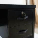Bureau de bureau noir moderne avec tiroirs et serrure - Design minimaliste- L 120 x P 60 cm – Image 3