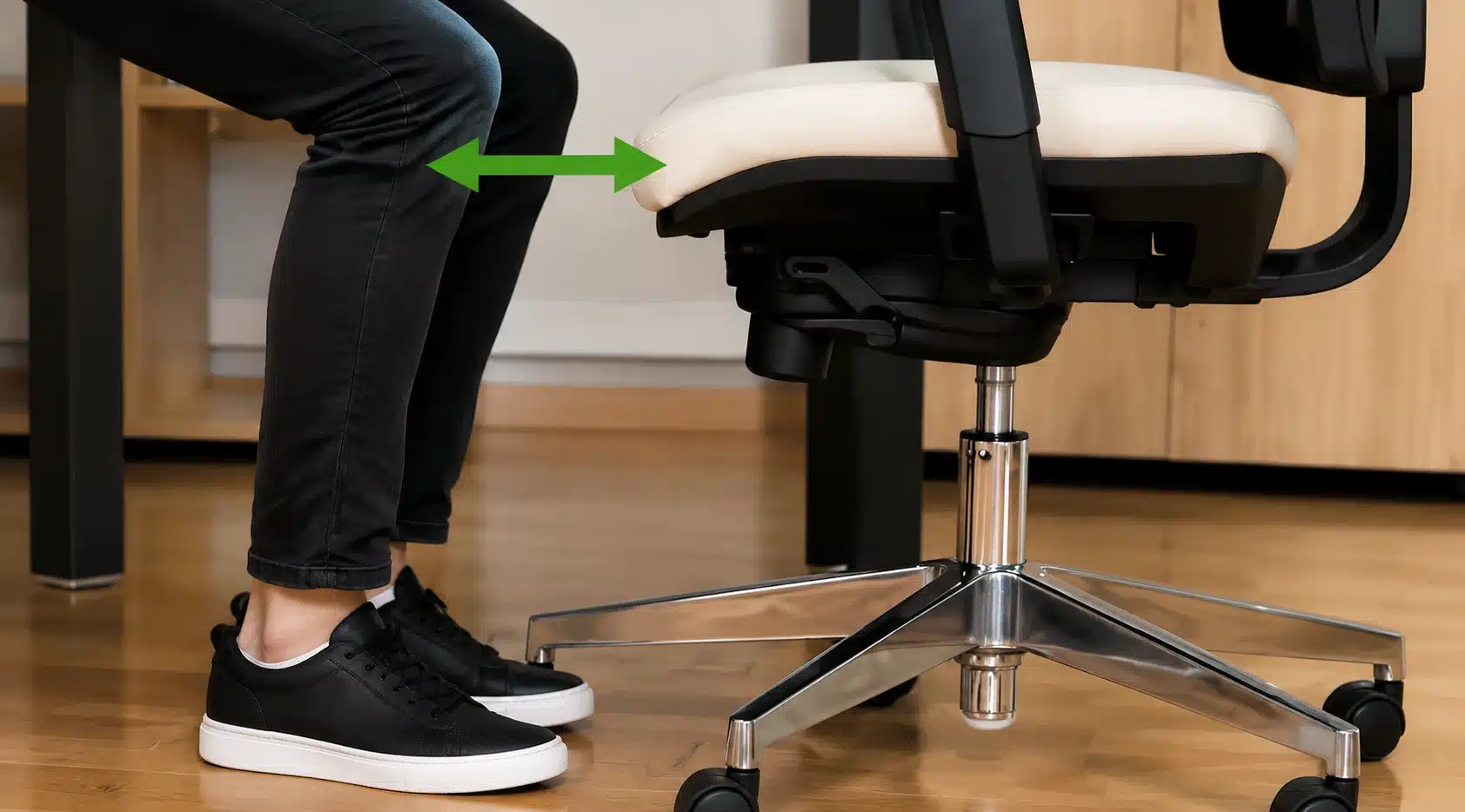 R&eacute;glage de la hauteur du si&egrave;ge d'une chaise de bureau ergonomique