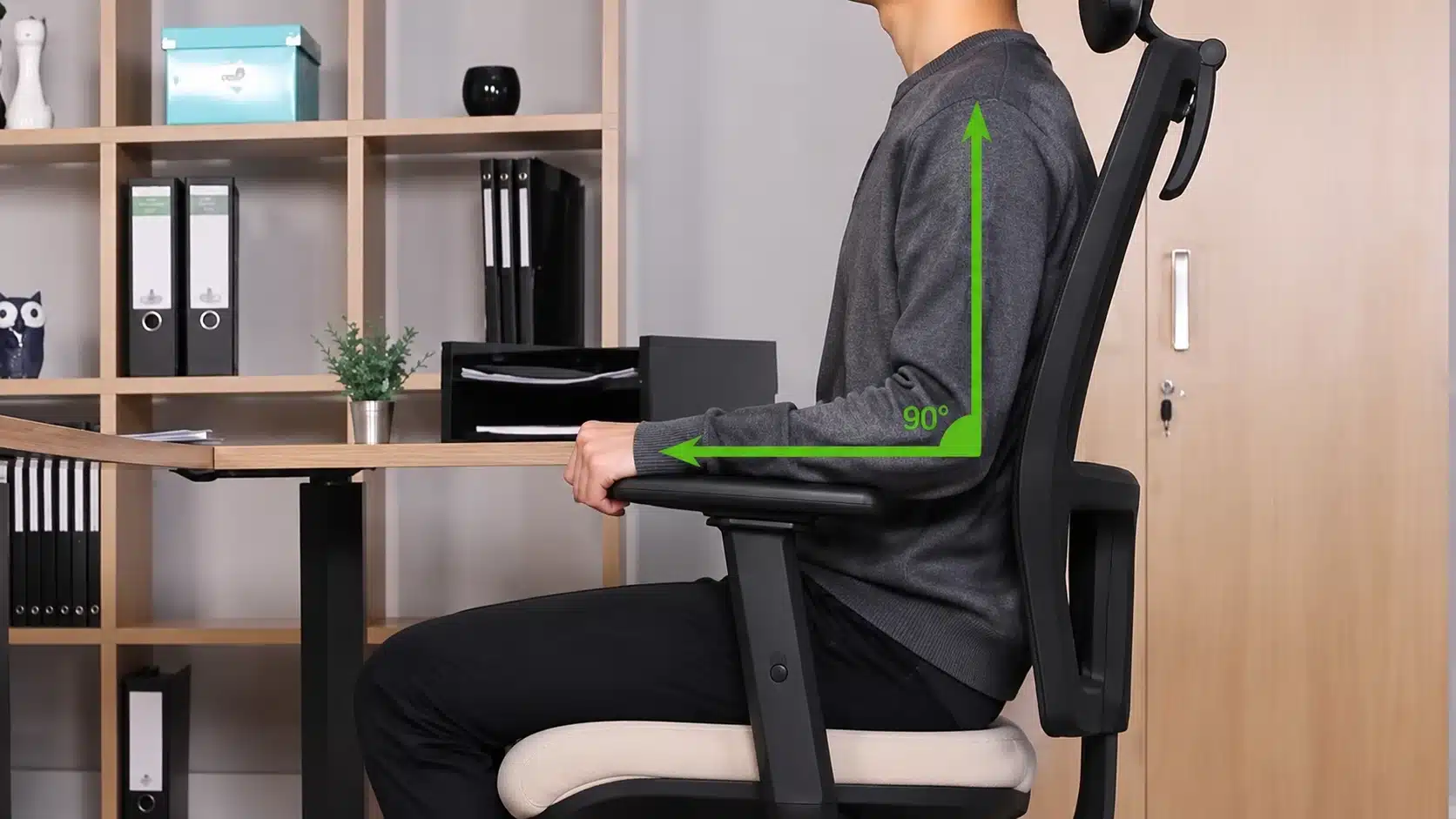 R&eacute;glage des accoudoirs d'une chaise de bureau &agrave; la bonne hauteur